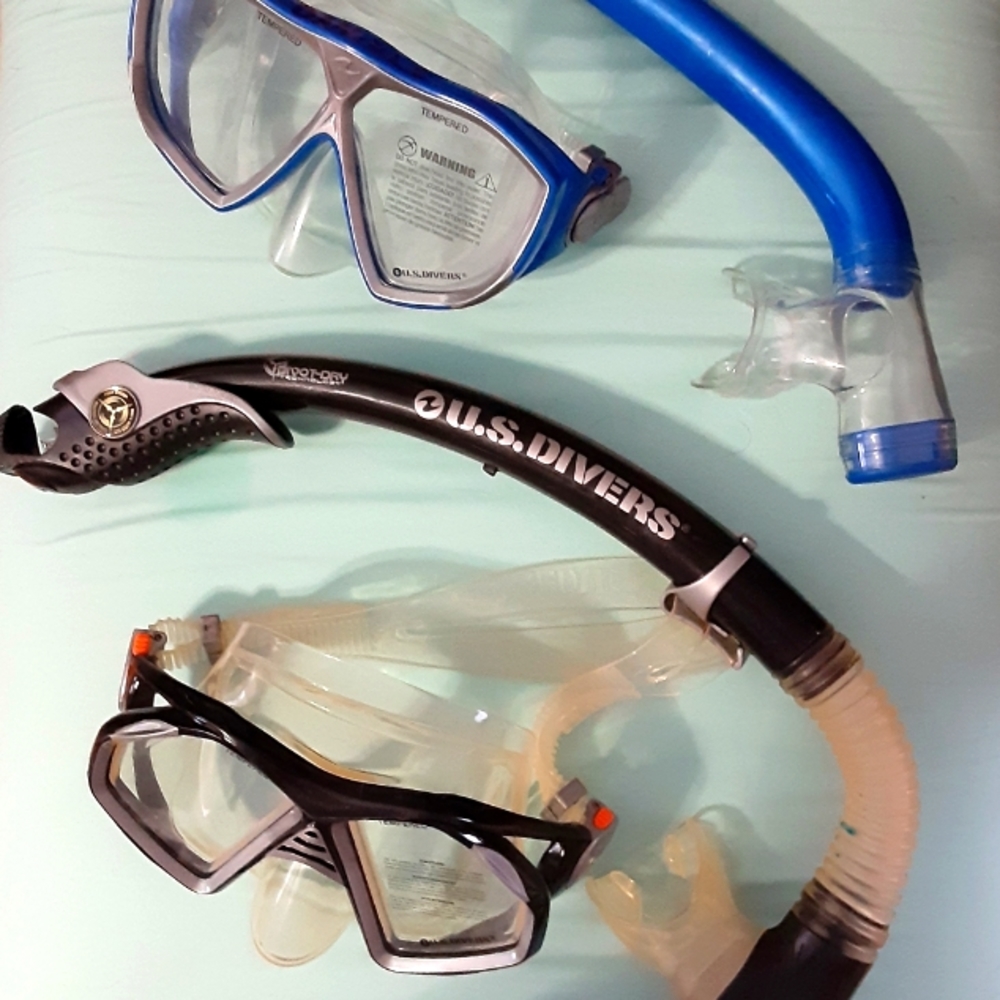 2 snorkeling sets only 1 set fins